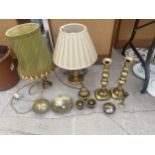 AN ASSORTMENT OF BRASS WARE TO INCLUDE LAMPS, CANDLESTICKS AND TRINKET DISHES ETC