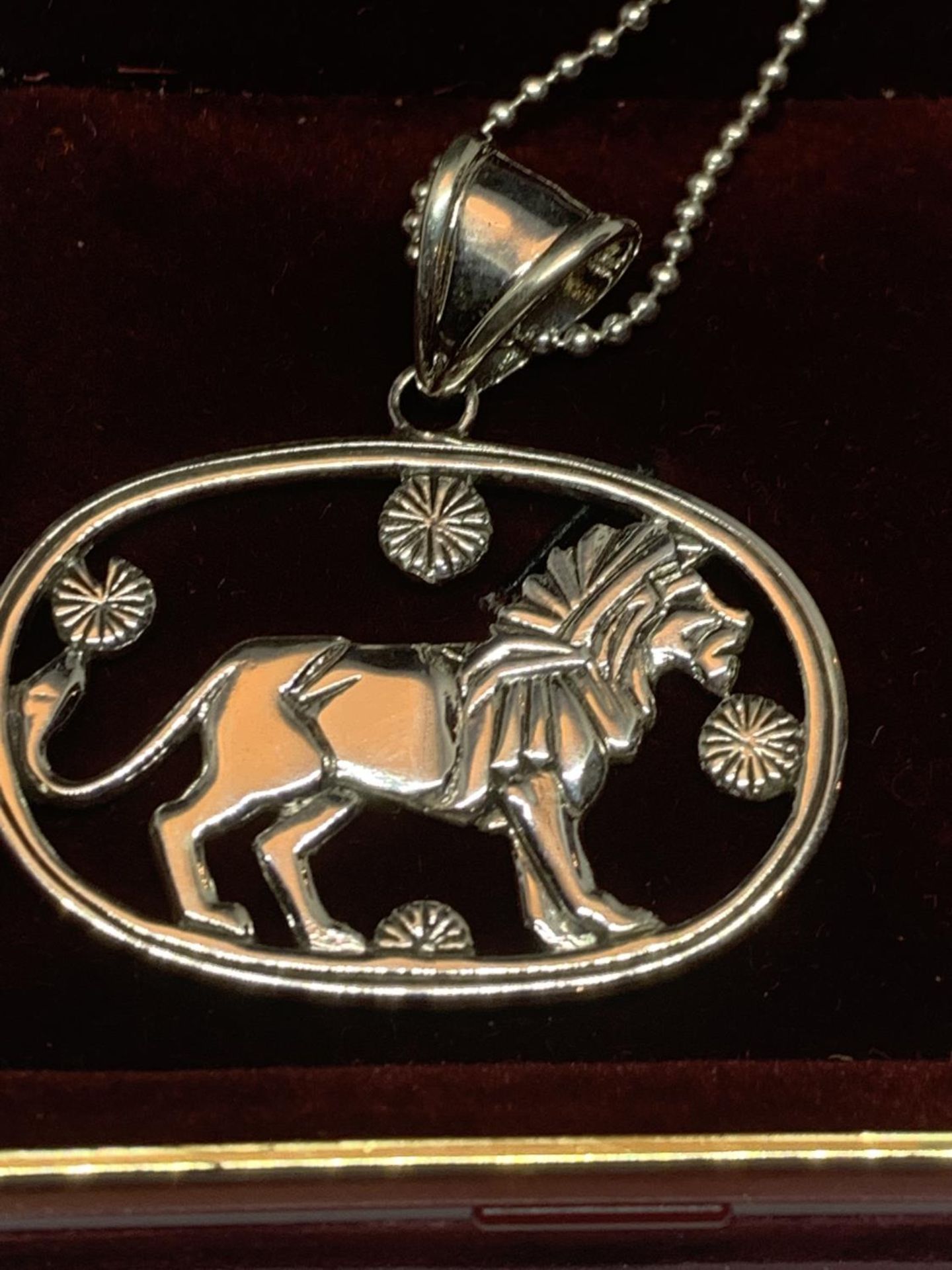 A SILVER NECKLACE WITH A LION PENDANT IN A PRESENTATION BOX - Image 2 of 3