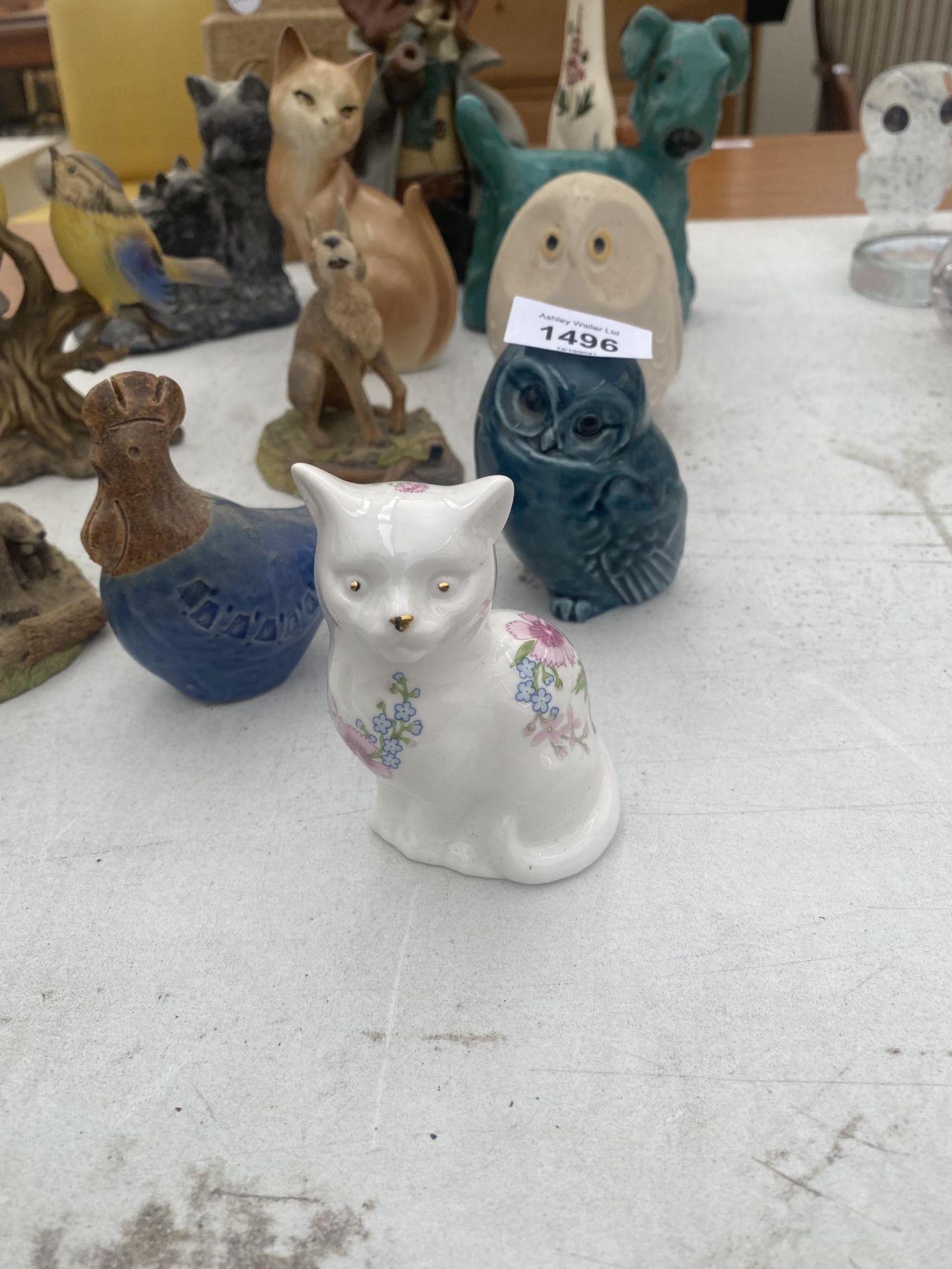 AN ASSORTMENT OF CERAMIC ANIMAL FIGURES TO INCLUDE CATS, DOGS AND OWLS ETC - Image 2 of 4