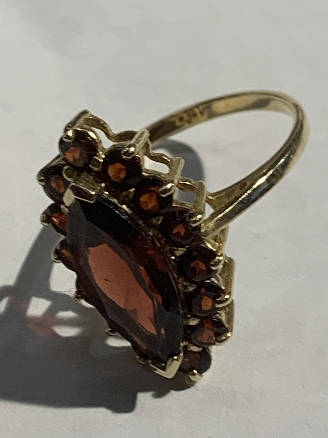 A 9 CARAT GOLD RING MARKED 375 WITH A LARGE RED STONE SIZE P GROSS WEIGHT 3.7 GRAMS - Image 3 of 3