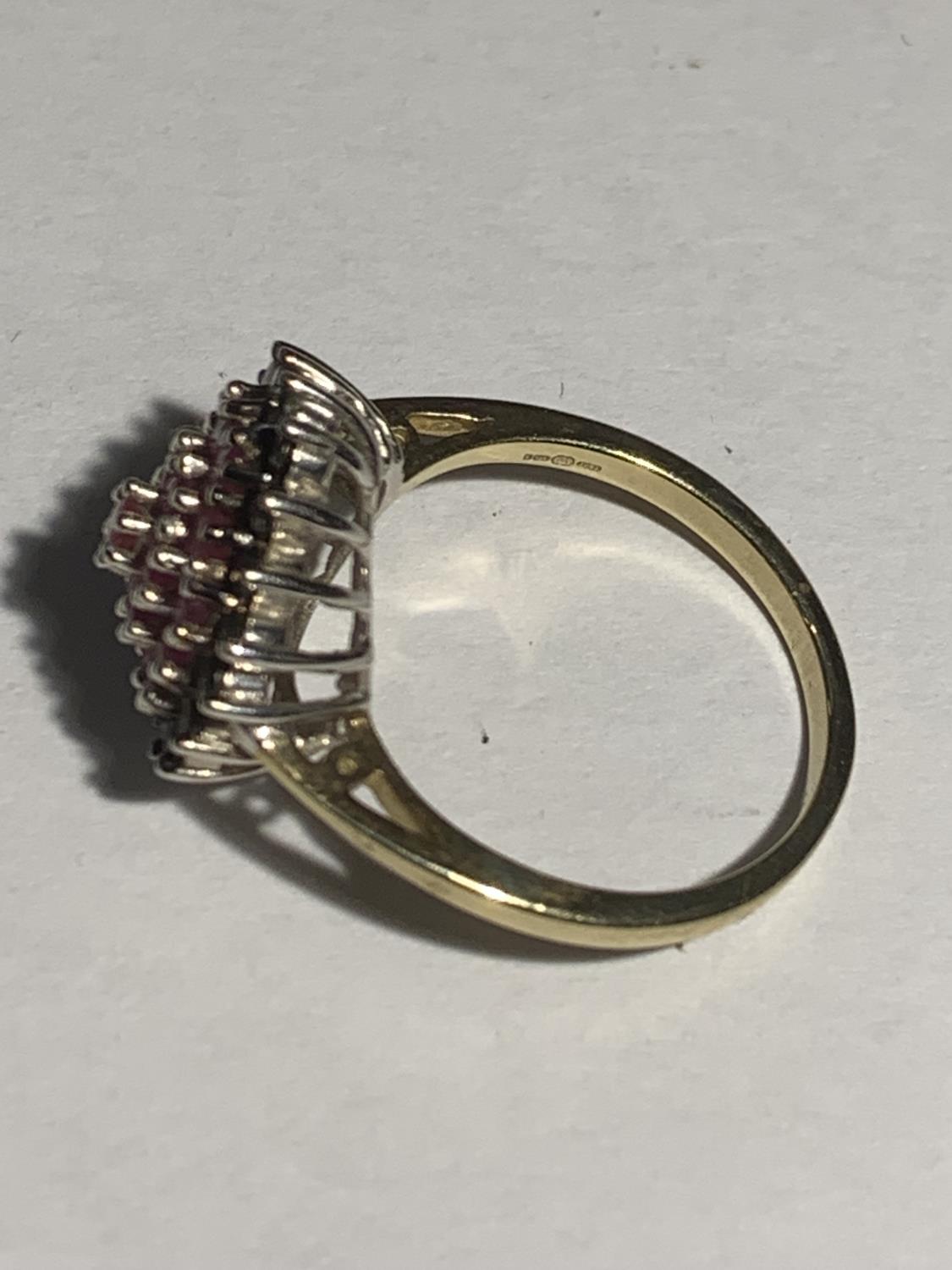 A 9 CARAT GOLD RING WITH A RED STONE CLUSTER SURROUNDED BY BLUE STONES SIZE P GROSS WEIGHT 4 GRAMS - Image 4 of 4