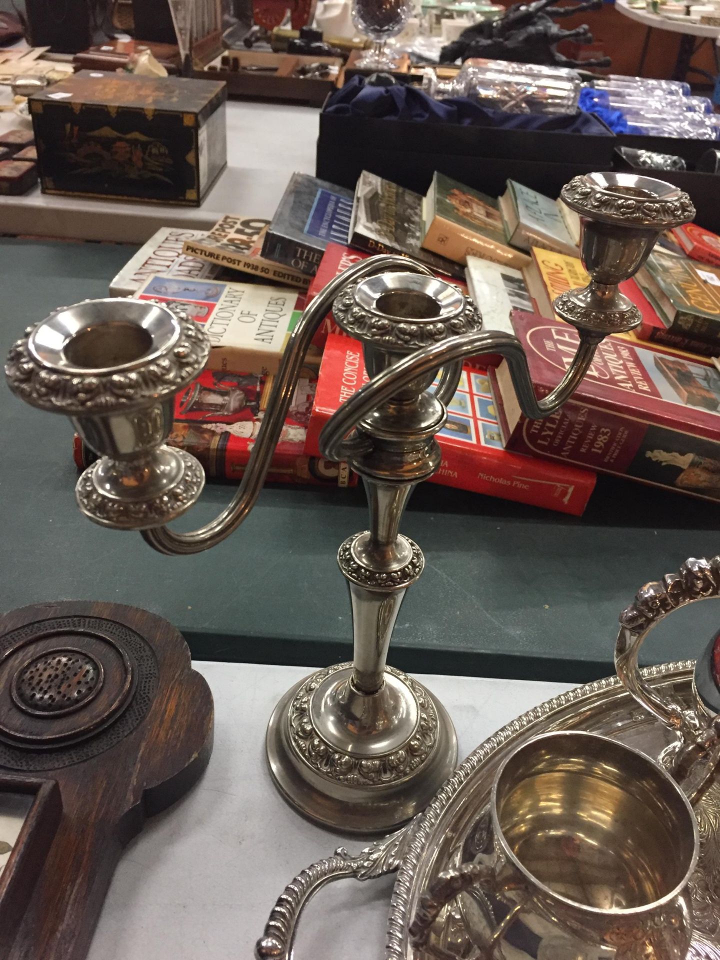 A COLLECTION OF SILVER PLATED ITEMS TO INCLUDE A CANDELABRA, TEA & COFFEE POTS, SERVING BOWL AND - Image 6 of 7