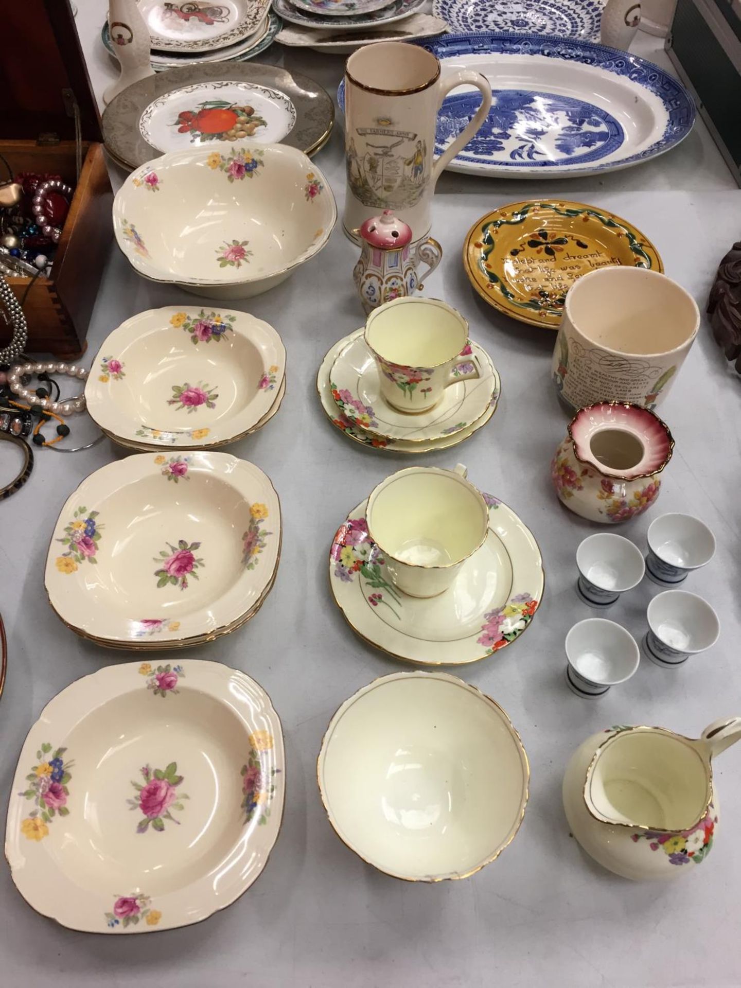 A LARGE QUANTITY OF CERAMICS TO INCLUDE CHELSON CHINA MANUFACTURED FOR HARRODS, THREE PIECES A/F,