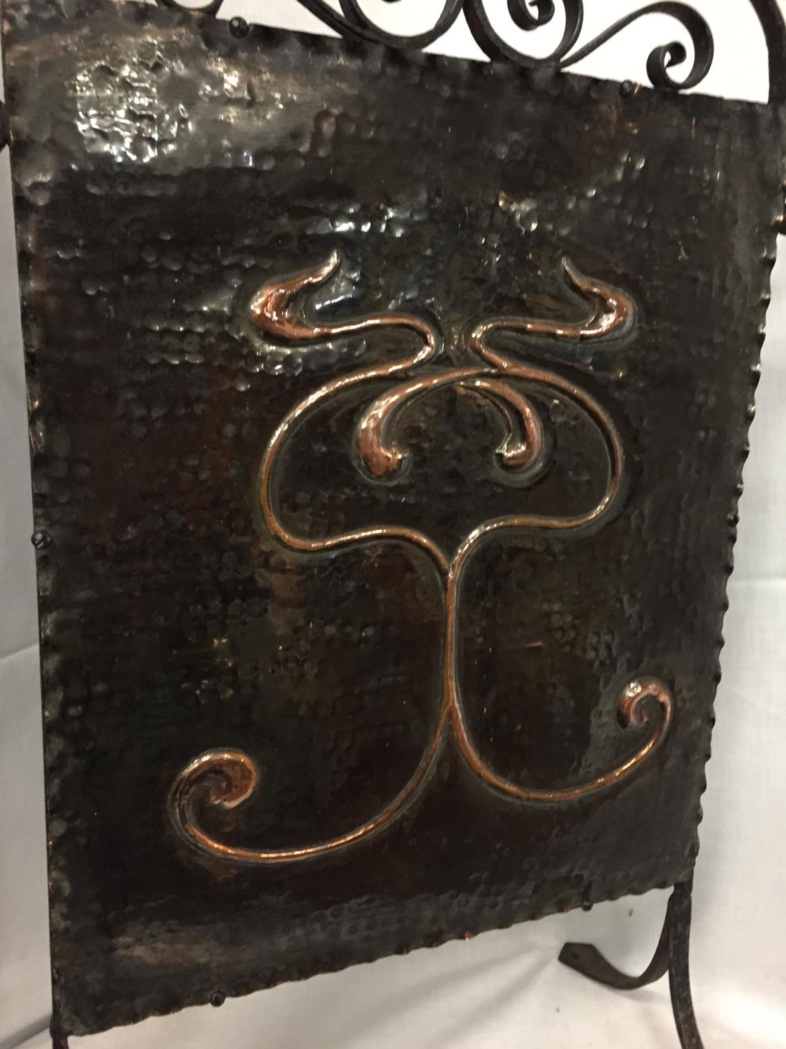 AN ARTS AND CRAFTS FIRE SCREEN WITH A DECORATIVE COPPER PANEL ON A WROUGHT IRON FRAME - Image 3 of 3