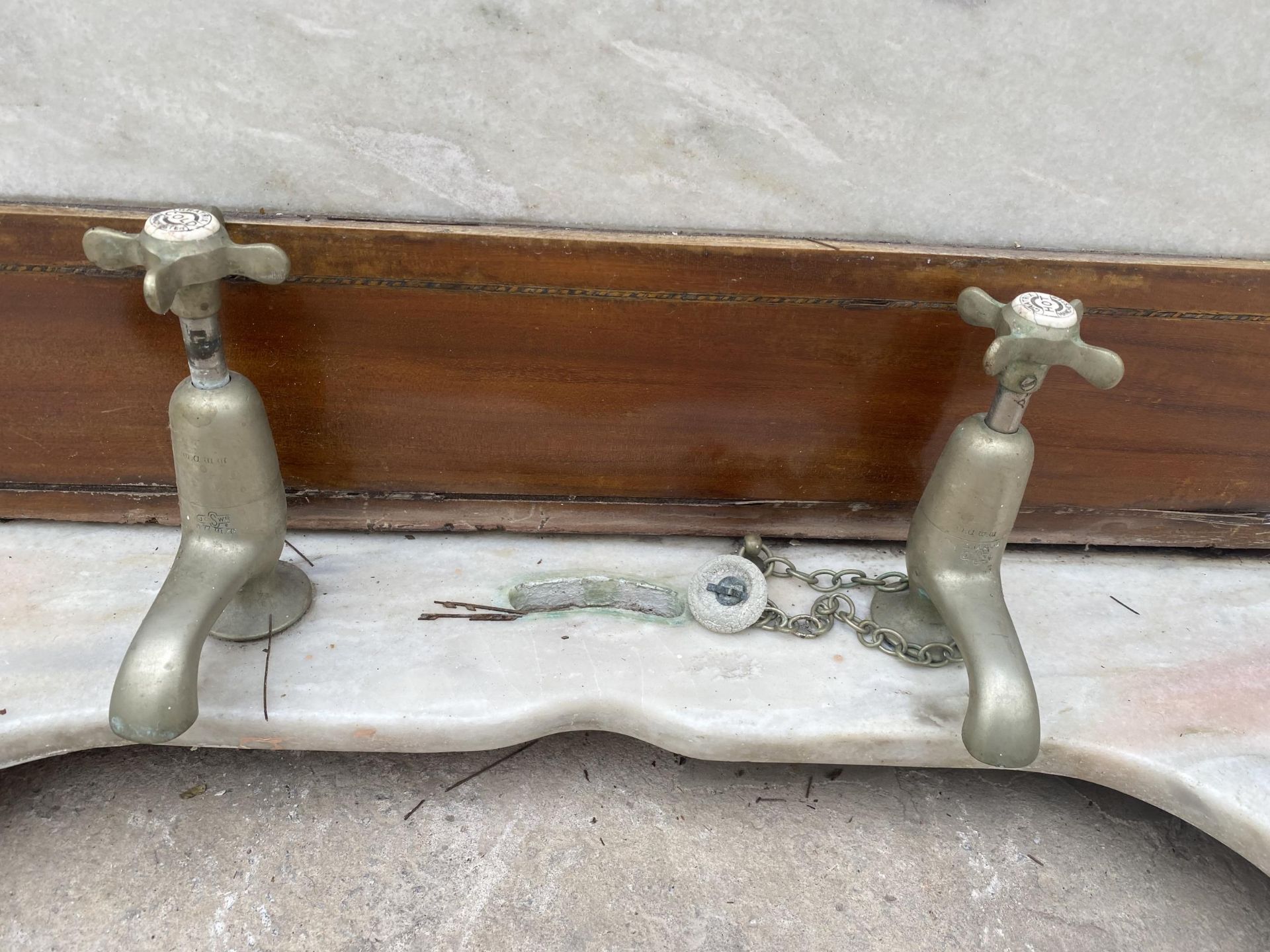 A VINTAGE MARBLE WASH BASIN TOP WITH BRASS TAPS AND SPLASH BACK - Image 4 of 4