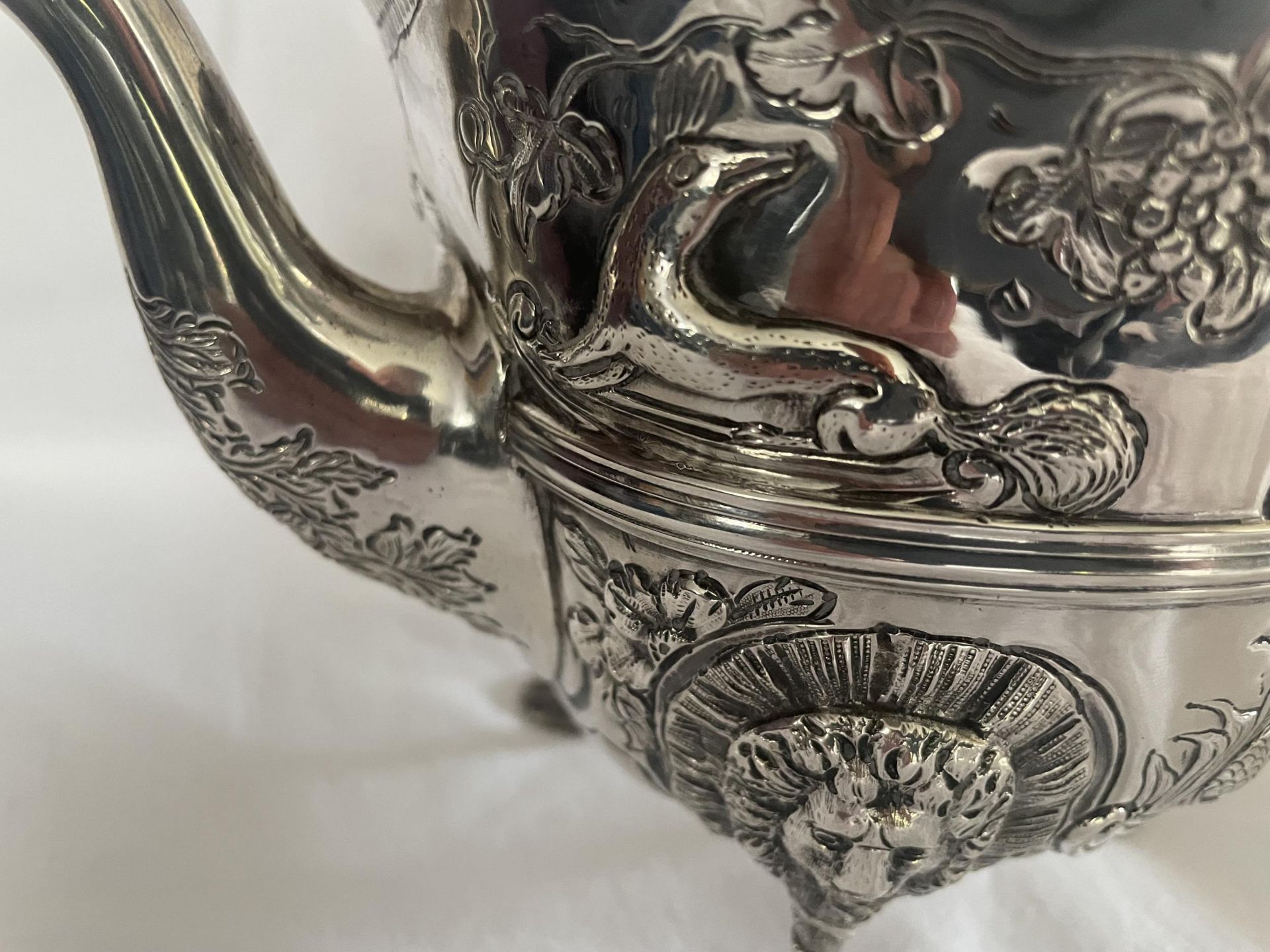 A HIGHLY DECORATIVE HALLMARKED 1892 LONDON SILVER TEAPOT, MAKER JAMES WAKELY AND FRANK CLARKE - Image 8 of 9