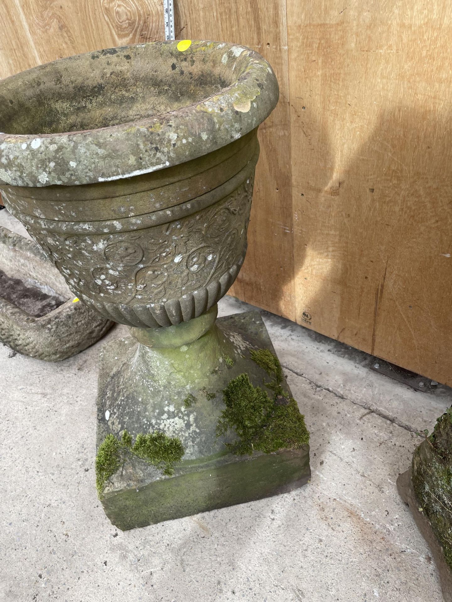 A LARGE STONE URN - APPROXIMATELY 63 CM HIGH - Image 4 of 4