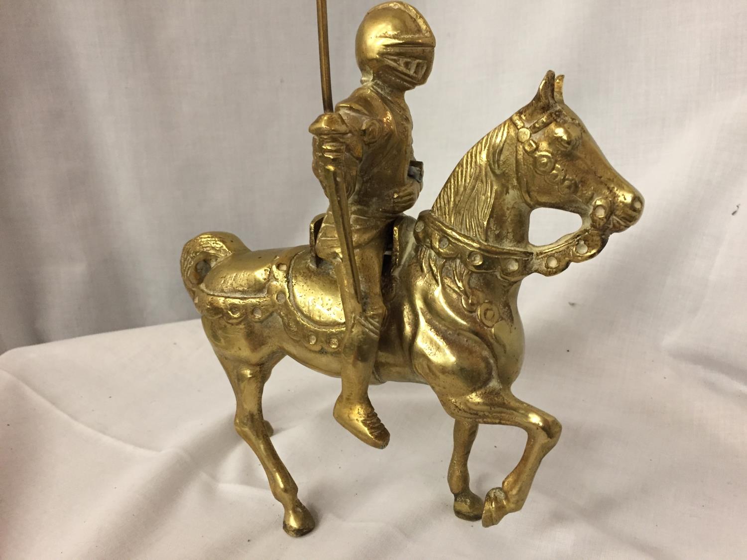 A HEAVY BRASS ORNAMENT OF A KNIGHT ON HORSEBACK (A/F) HEIGHT 35.5 CM - Image 4 of 4