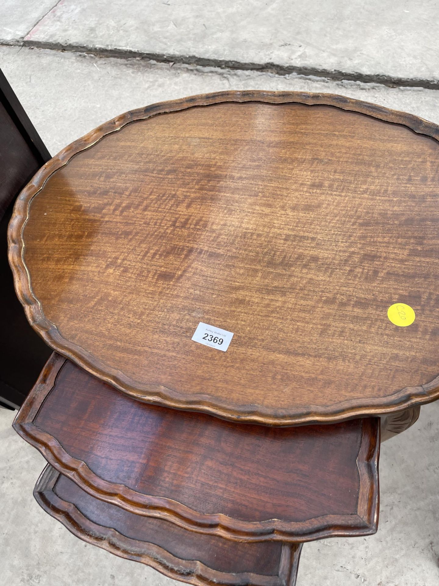 AN OVAL MAHOGANY NEST OF THREE TABLES - Image 2 of 3