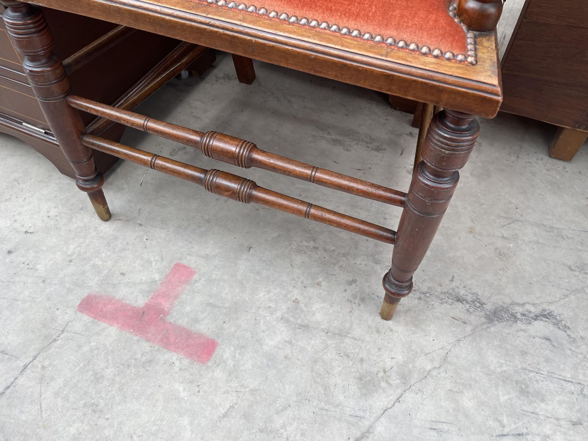 AN EDWARDIAN MAHOGANY ELBOW CHAIR ON TURNED LEGS AND STRETCHERS WITH CARVED TOP RAIL - Image 4 of 4