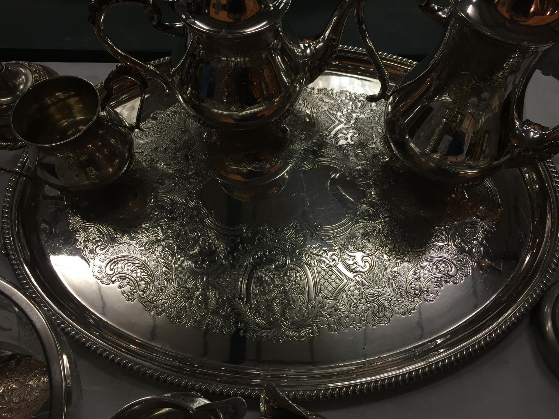 A COLLECTION OF SILVER PLATED ITEMS TO INCLUDE A CANDELABRA, TEA & COFFEE POTS, SERVING BOWL AND - Image 5 of 7