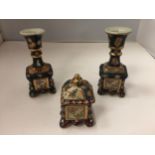 A SMALL COLLECTION OF CLOISONNE STYLE ORIENTAL ITEMS TO INCLUDE CANDLESTICKS AND A LIDDED TRINKET