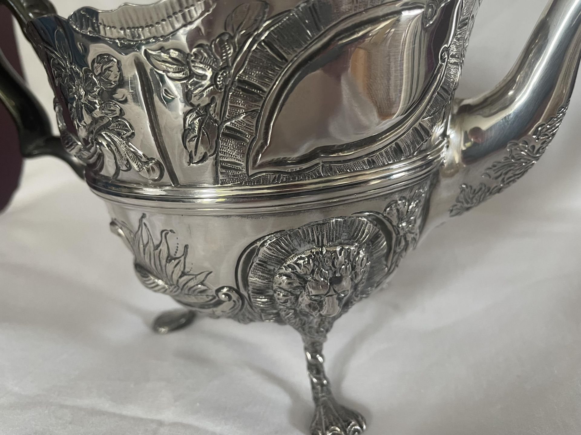 A HIGHLY DECORATIVE HALLMARKED 1892 LONDON SILVER TEAPOT, MAKER JAMES WAKELY AND FRANK CLARKE - Image 5 of 9