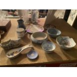 AN ASSORTMENT OF CERAMICS TO INCLUDE A PIECE OF JASPERWARE, DECORATIVE VASES, PLATES, BOWLS ETC