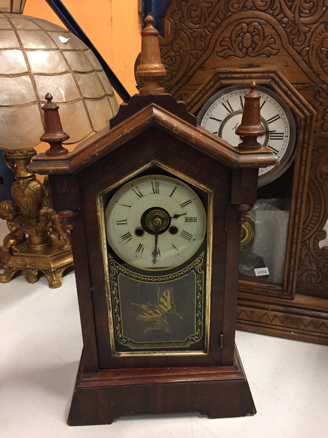 A VINTAGE AMERICAN GOTHIC STYLE CLOCK IN A WOODEN AND GLASS CASE WITH A BUTTERFLY PATTERN ON THE - Image 5 of 8