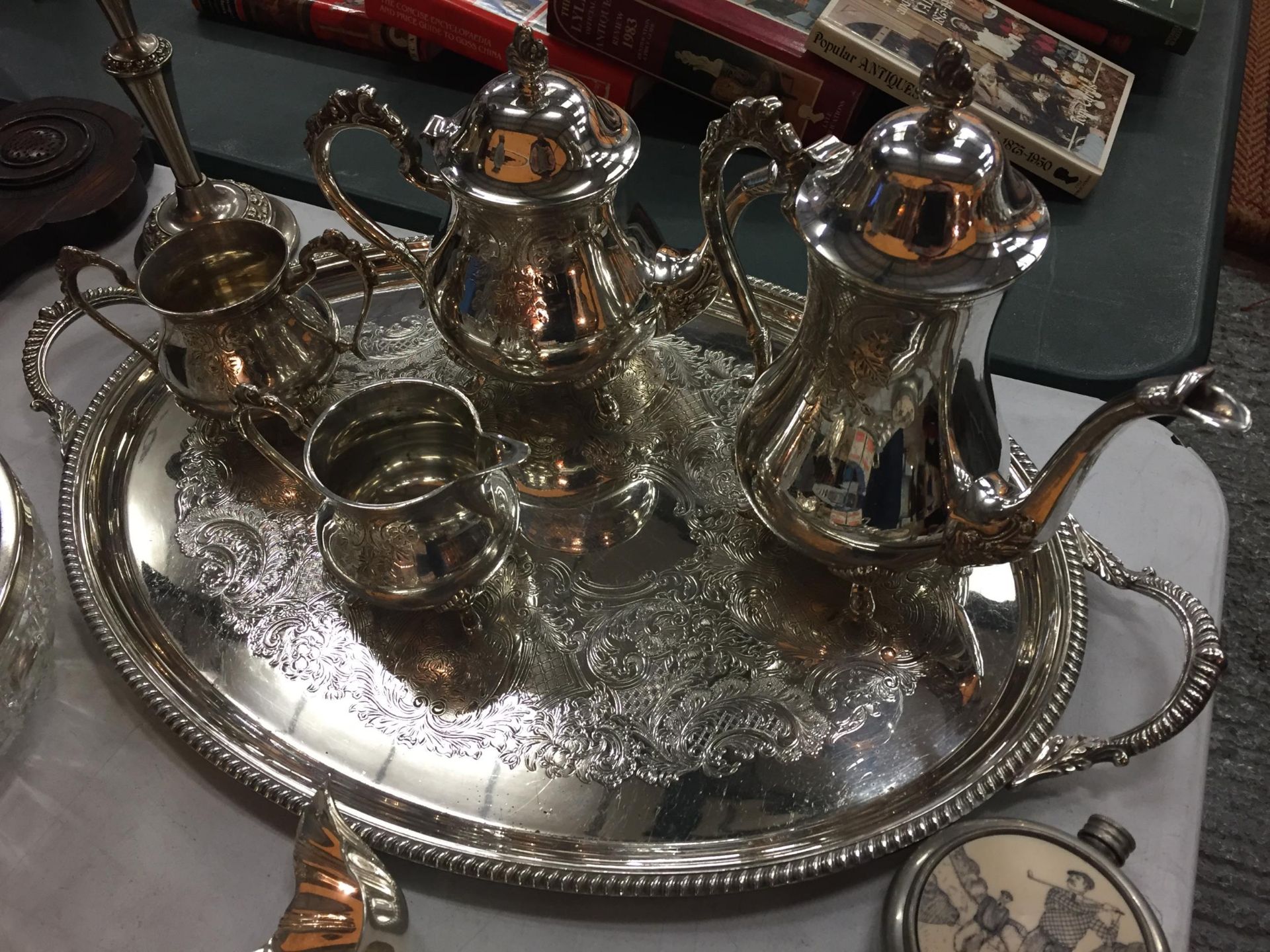 A COLLECTION OF SILVER PLATED ITEMS TO INCLUDE A CANDELABRA, TEA & COFFEE POTS, SERVING BOWL AND - Image 4 of 7