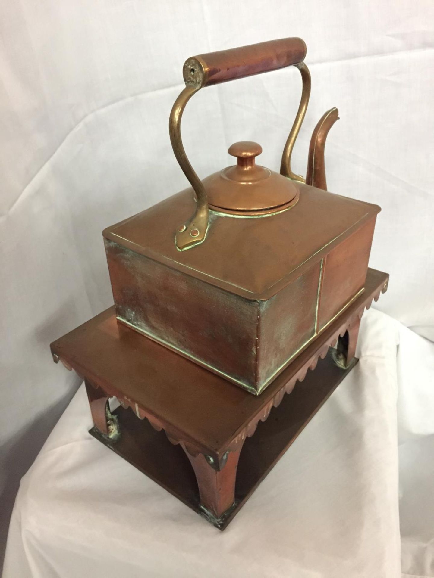 A SQUARE COPPER KETTLE TOGETHER WITH SQUARE STAND OVERALL HEIGHT 45CM, WIDTH 36CM - Image 3 of 4