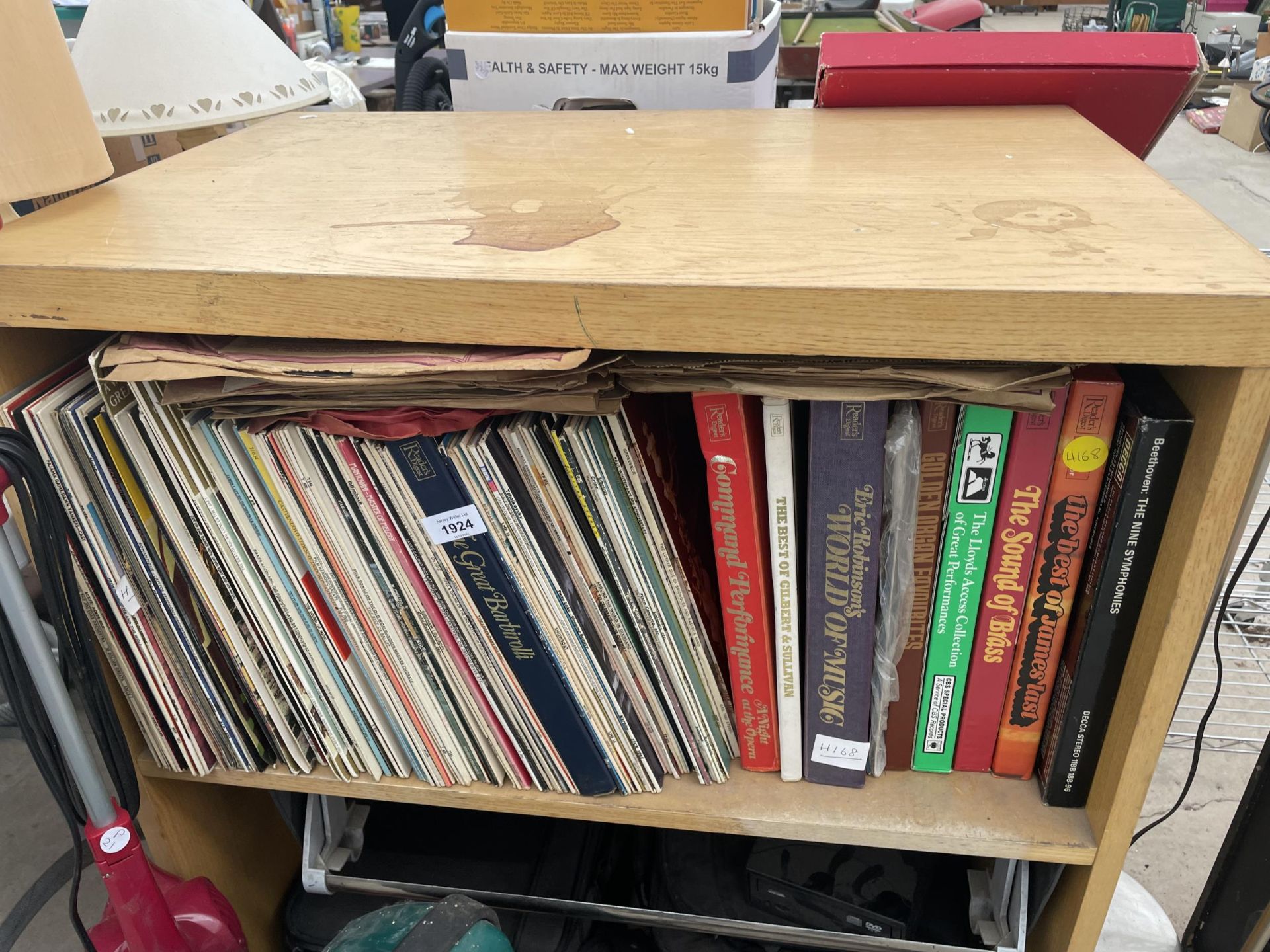 A LARGE COLLECTION OF VINTAGE LP RECORDS