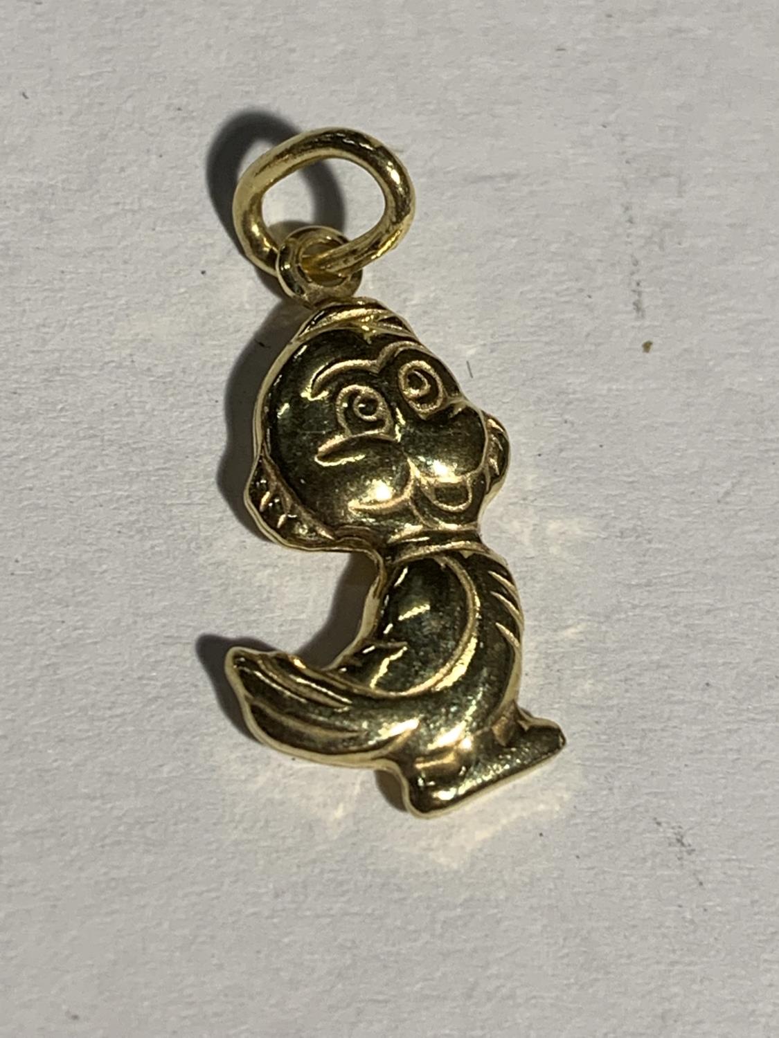 THREE 9 CARAT GOLD CHARMS TO INCLUDE A C, COCKEREL AND A DUCK GROSS WEIGHT 3.7 GRAMS - Image 4 of 4