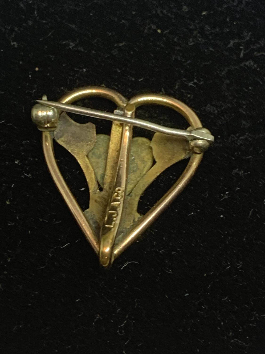 A TESTED AS 9 CARAT GOLD BROOCH GROSS WEIGHT 3.1 GRAMS - Image 2 of 2