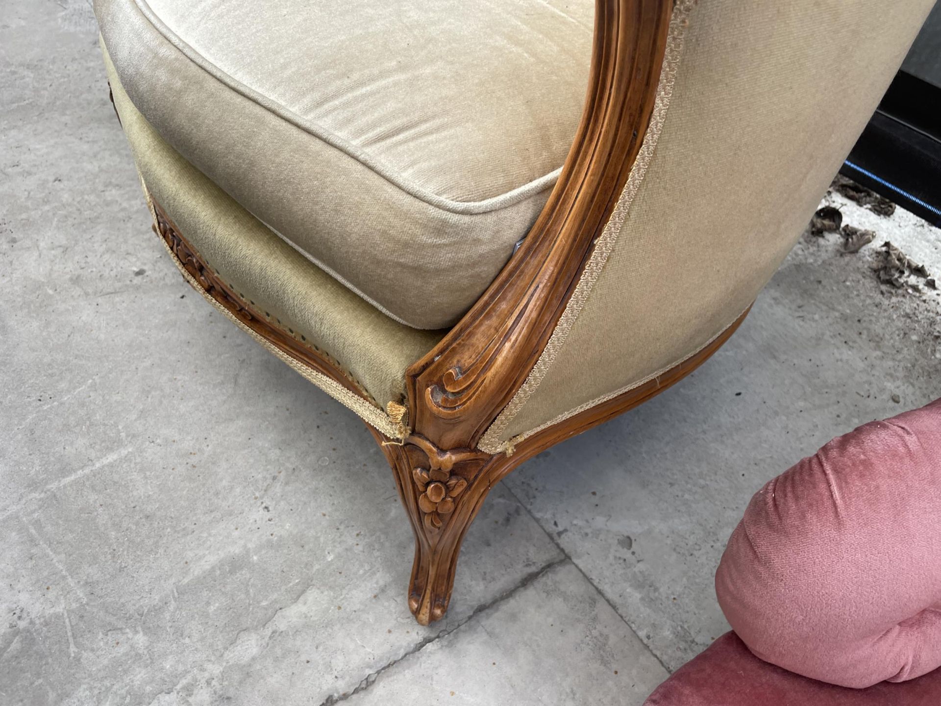 A 19TH CENTURY STYLE CONTINENTAL WINGED FIRESIDE CHAIR WITH CARVED TOP RAIL AND KNEE - Image 4 of 4
