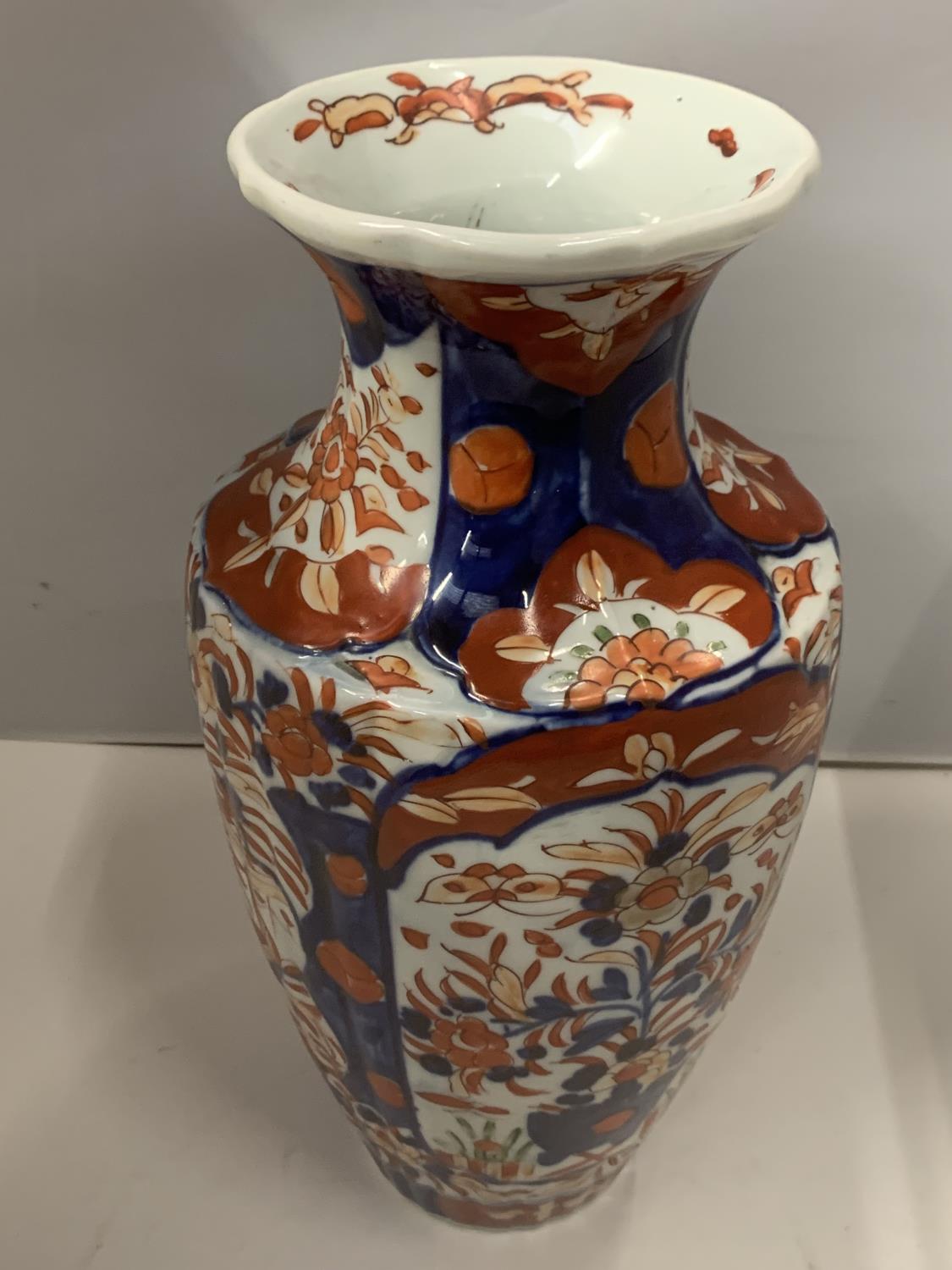 AN IMARI ORIENTAL VASE DECORATED WITH FLOWERS IN BLUE, RED AND GREEN. HEIGHT 30CM - Bild 2 aus 4