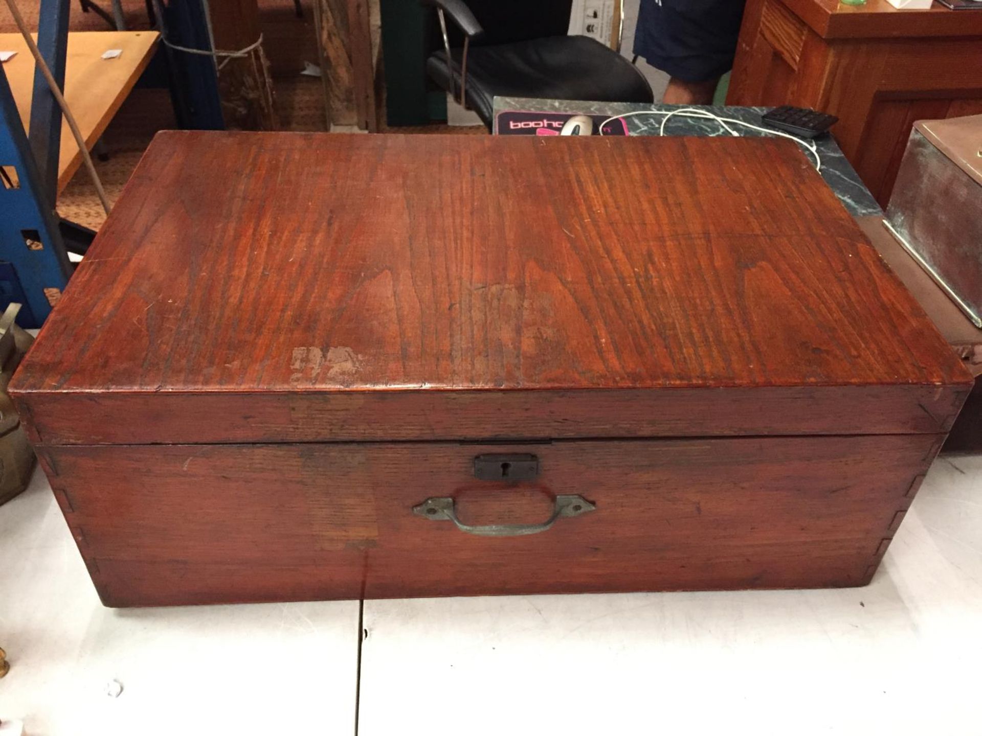 A LARGE WOODEN HINGE LIDDED BOX WITH DOVETAIL JOINT EDGES AND HANDLE