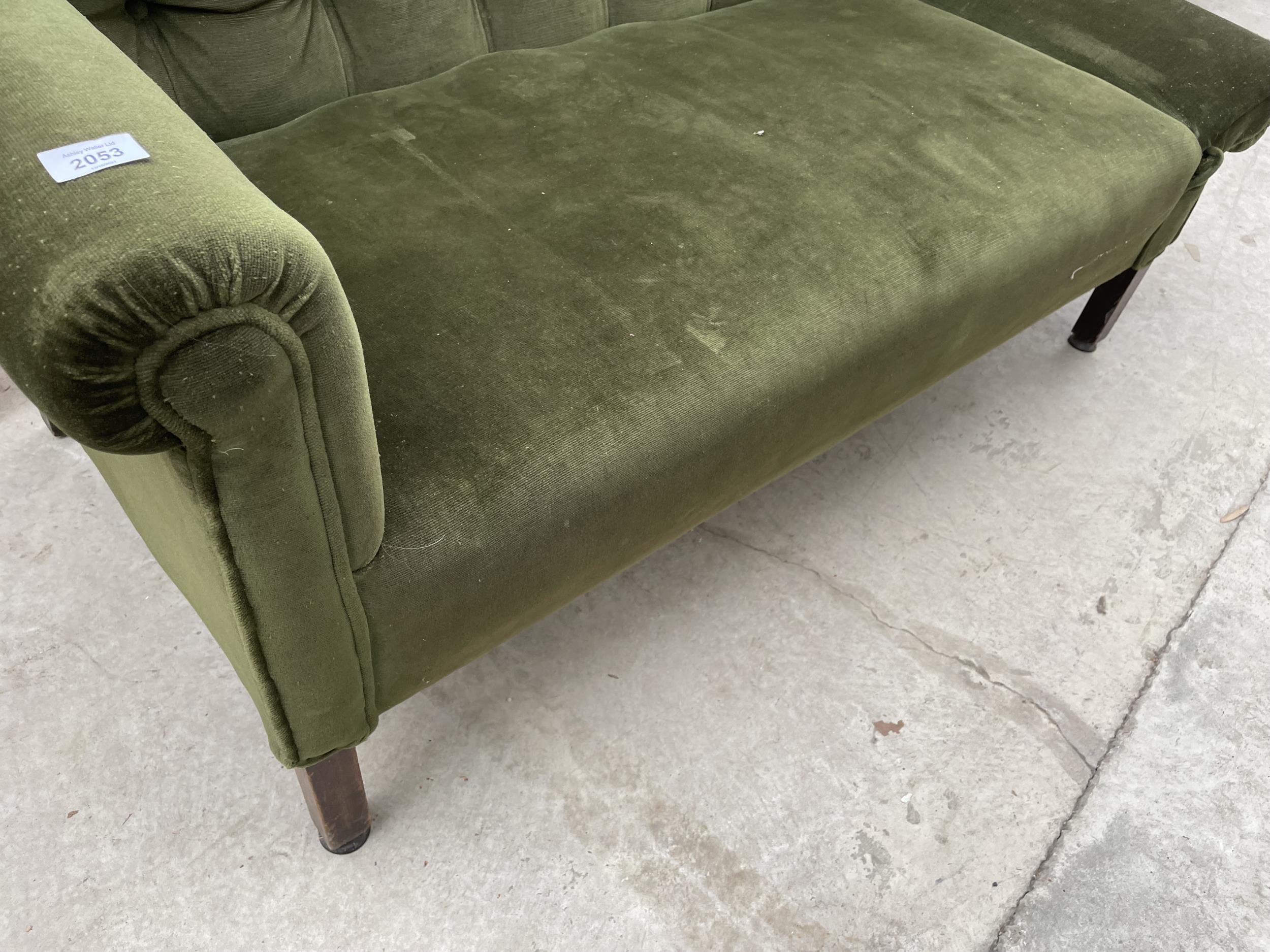 A 20TH CENTURY BUTTON BACK DROP-END SETTEE - Image 4 of 5