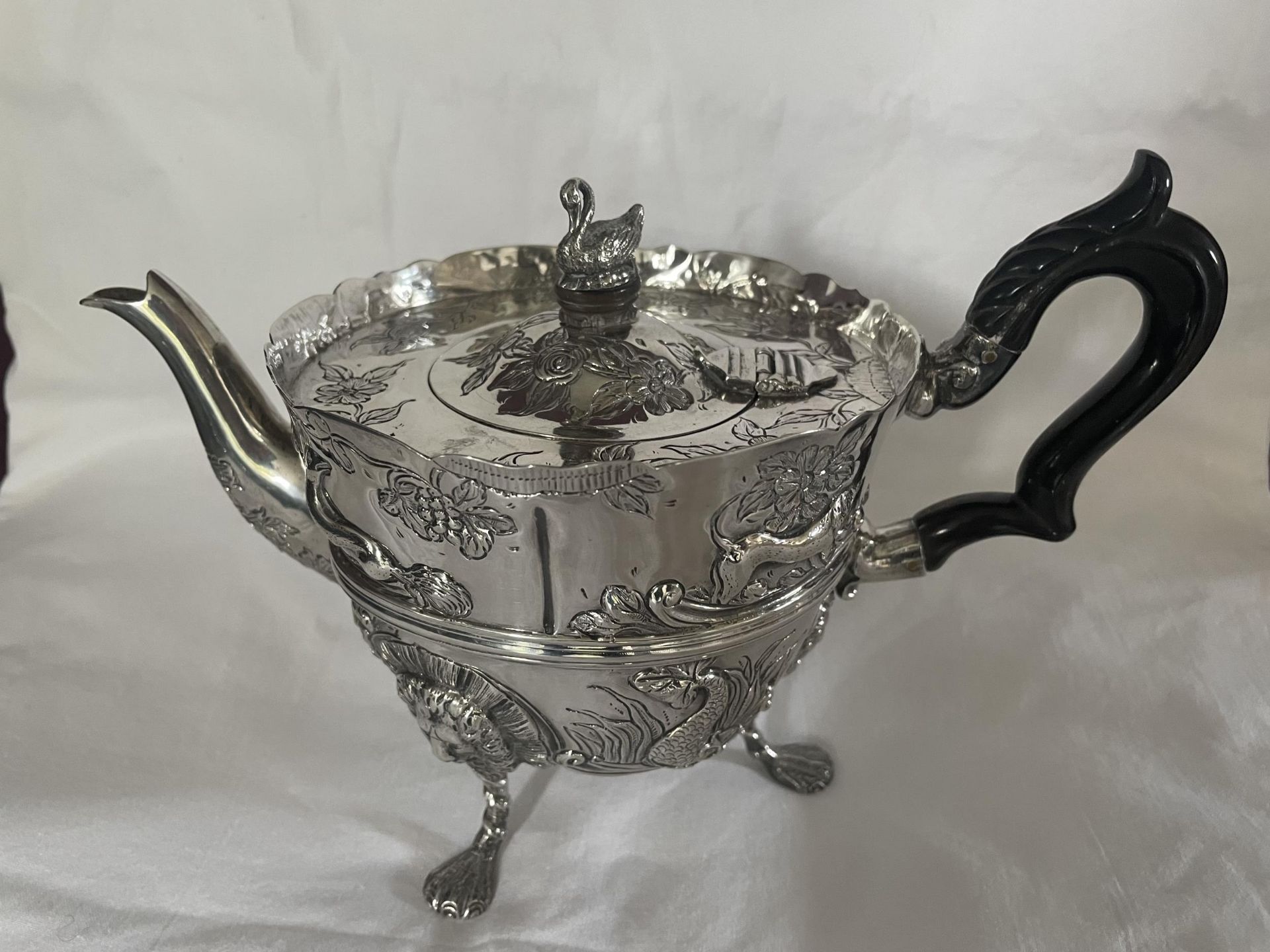 A HIGHLY DECORATIVE HALLMARKED 1892 LONDON SILVER TEAPOT, MAKER JAMES WAKELY AND FRANK CLARKE - Image 6 of 9