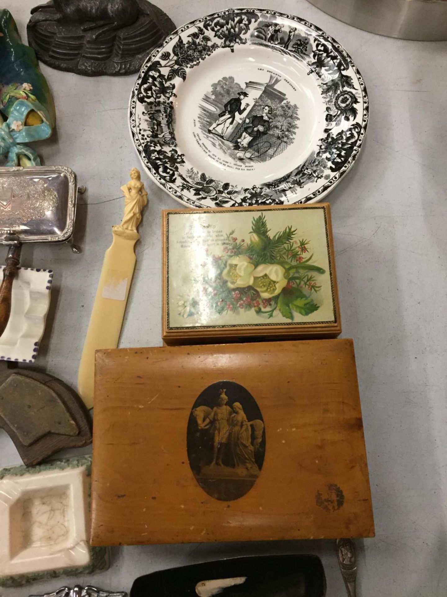 A MIXED COLLECTION OF ITEMS TO INCLUDE TWO SMALL BOXES, ASHTRAYS, A WALL PLAQUE, LETTER OPENERS ETC - Image 5 of 5