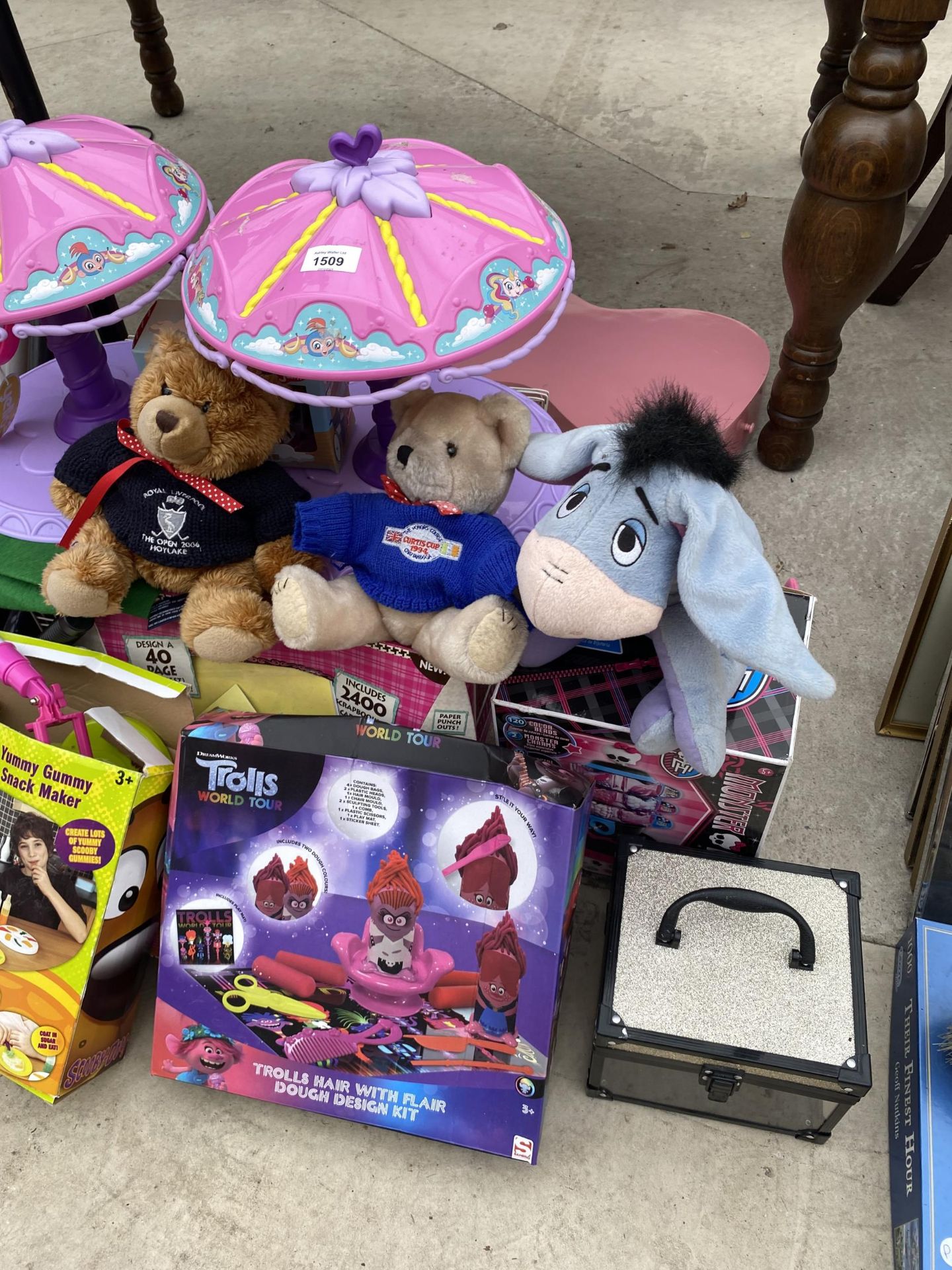AN ASSORTMENT OF CHILDRENS TOYS AND GAMES - Image 2 of 3
