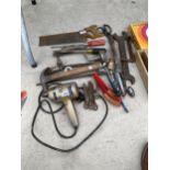AN ASSORTMENT OF VINTAGE HAND TOOLS TO INCLUDE AN ELECTRIC DRILL, BRACE DRILL AND HAMMERS ETC