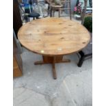 A MODERN PINE KITCHEN TABLE, 39" DIAMETER