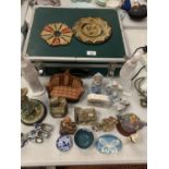 A MIXED COLLECTION OF CERAMIC ORNAMENTS AND A CASE