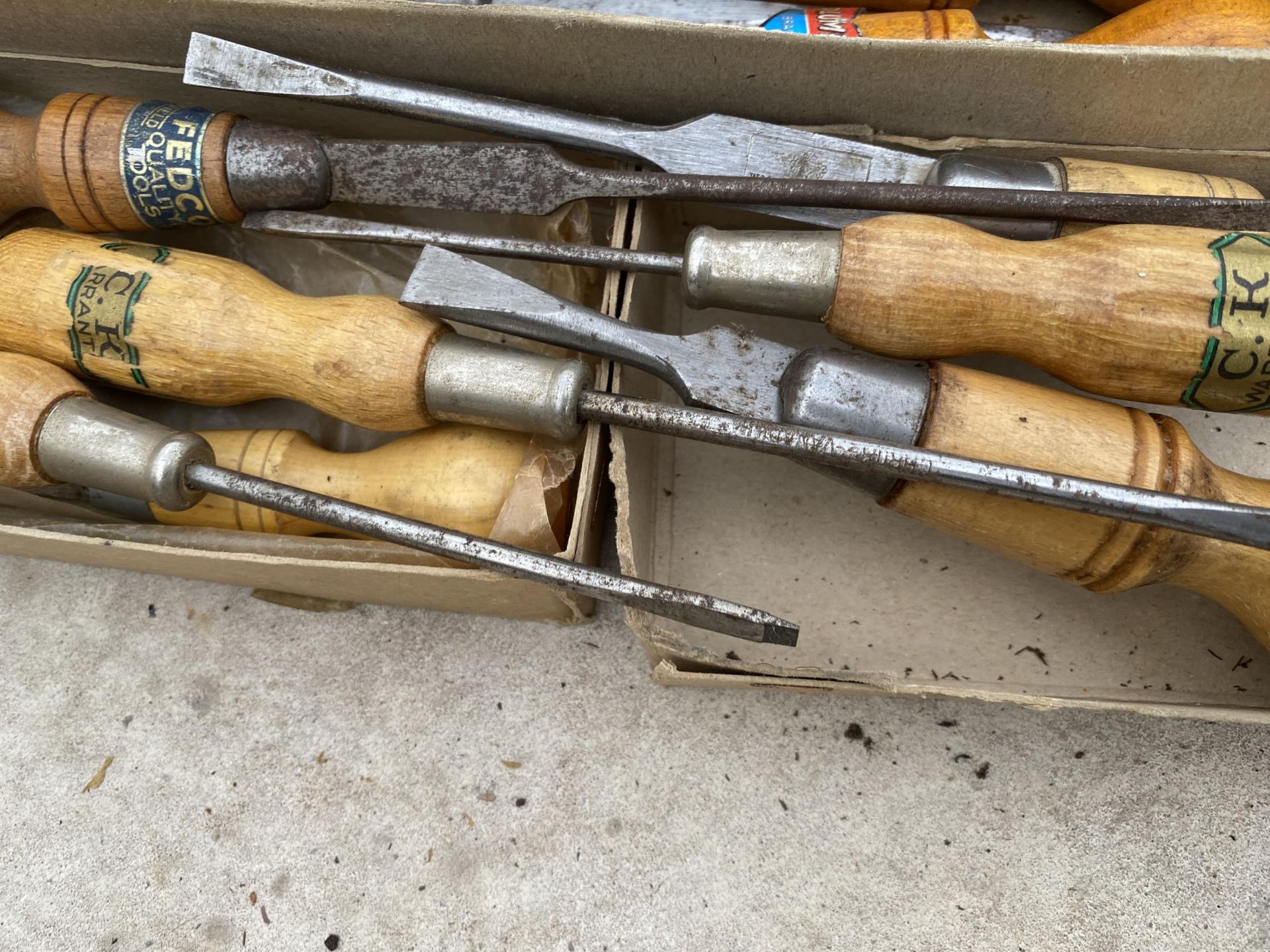 AN ASSORTMENT OF CHISELS AND SCREW DRIVERS TO INCLUDE FEDCO AND PLUMBOB ETC - Image 3 of 3