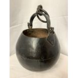 A VINTAGE CAST COOKING POT/CAULDRON