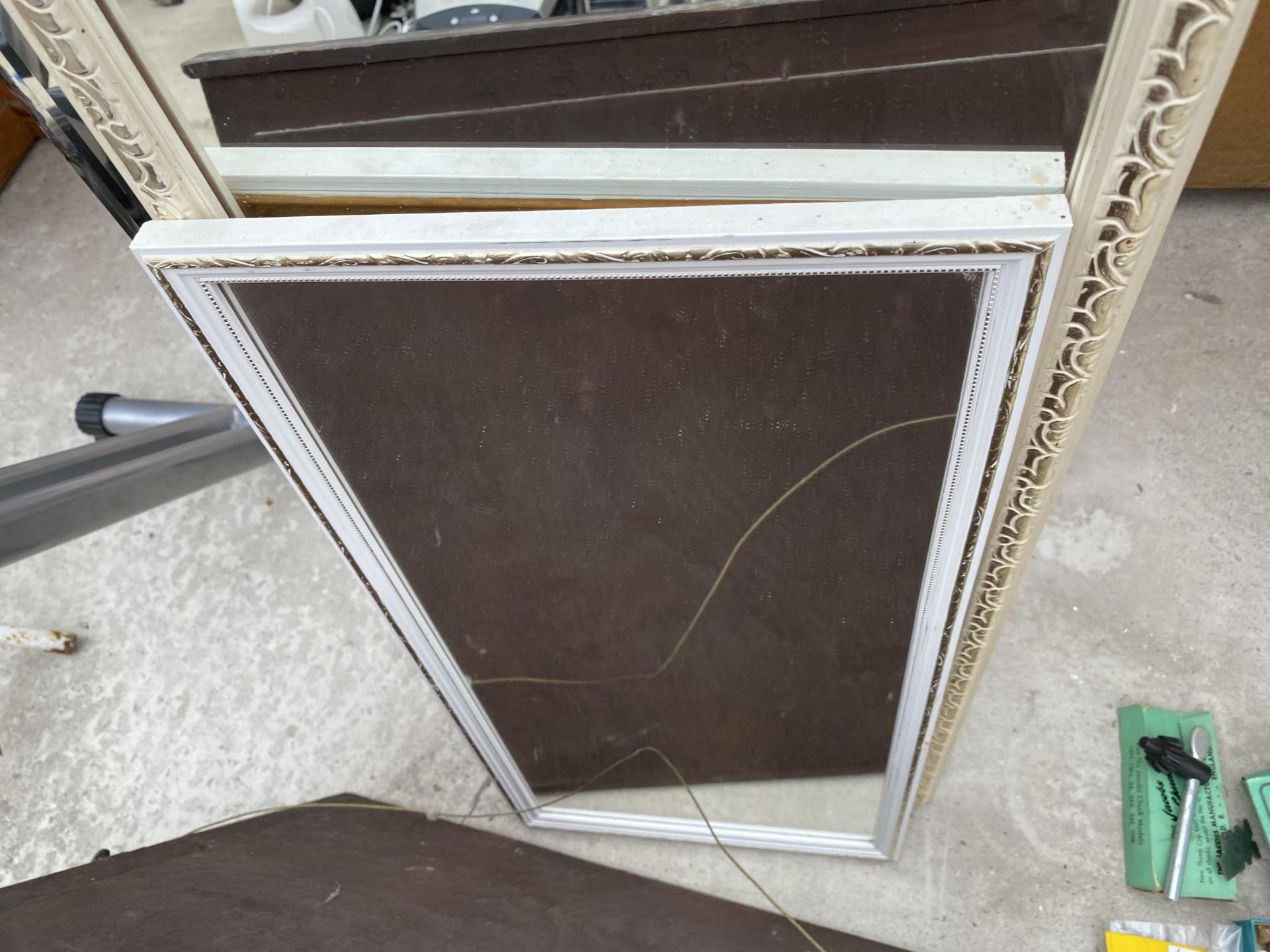 AN ASSORTMENT OF FRAMED AND UNFRAMED MIRRORS TO INCLUDE TWO DECORATIVE GILT FRAMED MIRRORS ETC - Image 5 of 5