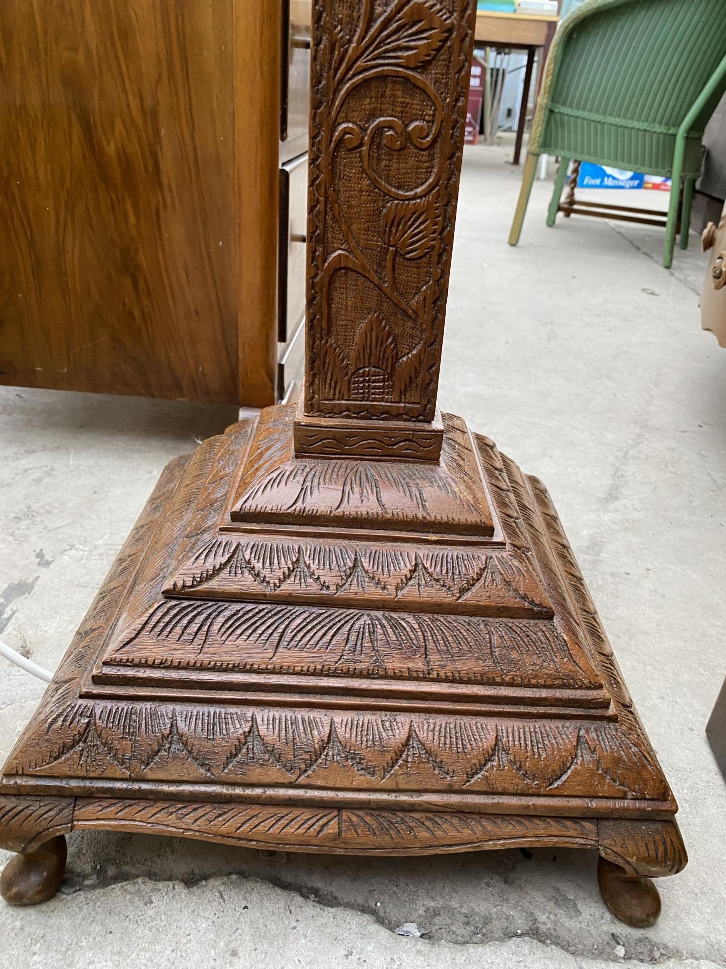 A HEAVILY CARVED TAPERING TEAK STANDARD LAMP WITH TIERED BASE - Image 2 of 4