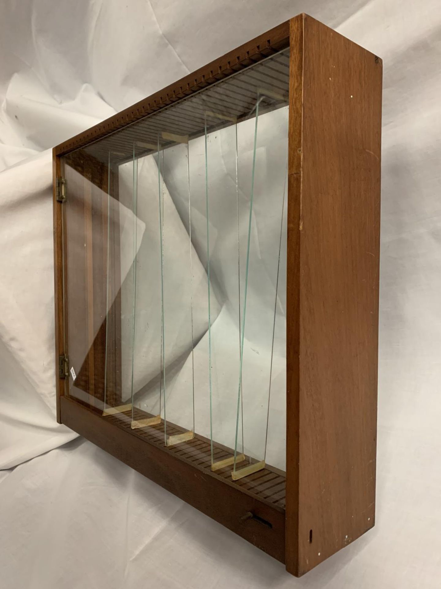 A WOODEN DISPLAY CABINET WITH ADJUSTABLE GLASS SHELVES - Image 3 of 3