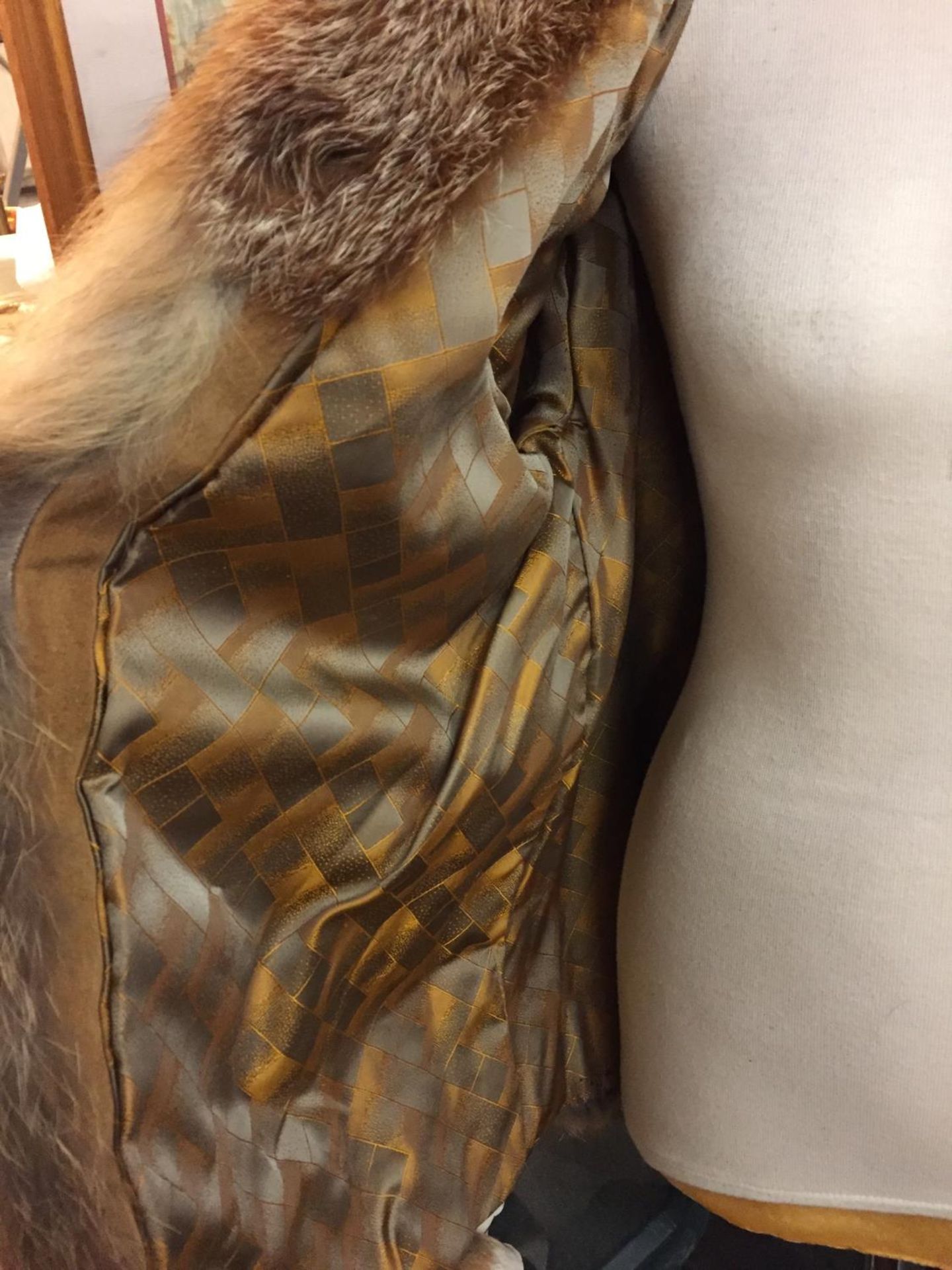 A SACKS AND BRENDLOR 'THE FURRIERS' FOX FUR COAT - Image 3 of 4