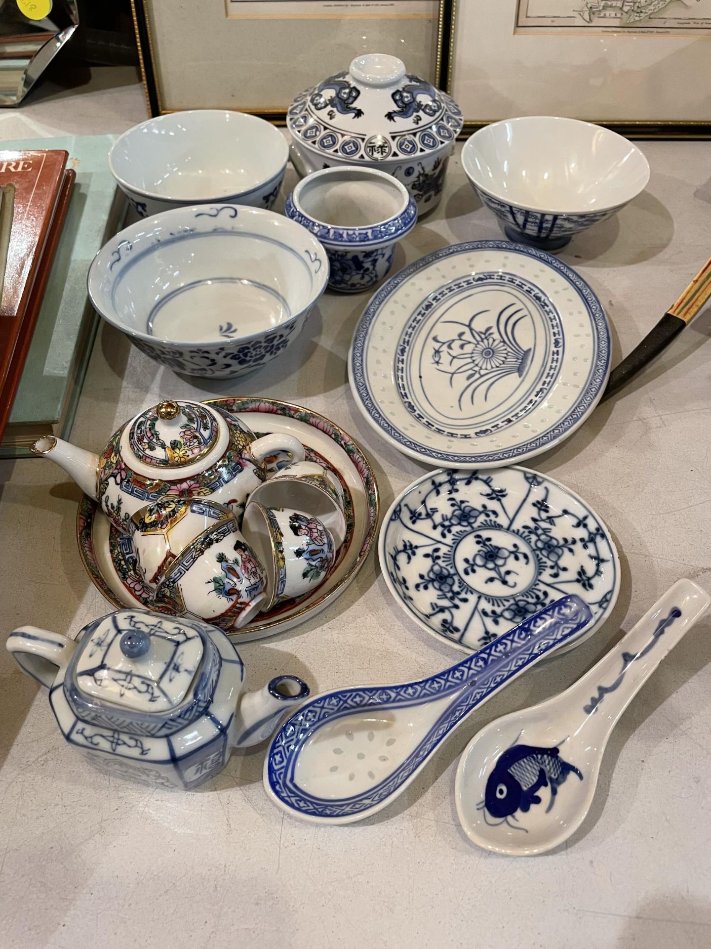 AN ASSORTMENT OF CERAMICS TO INCLUDE A MINIATURE TEA SET AND FURTHER MINIATURE TEA POT, THREE