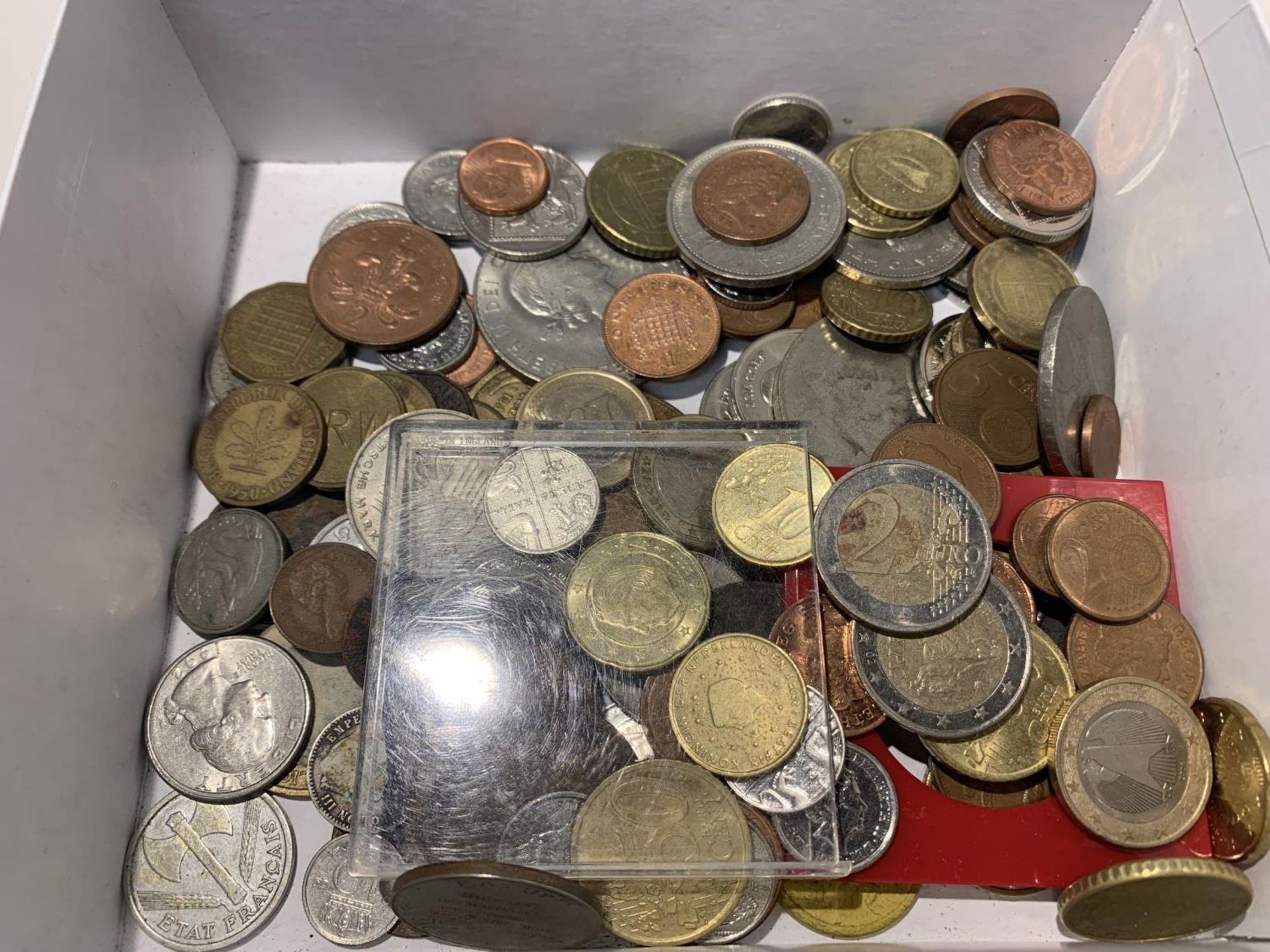 A BOX OF GB AND FOREIGN COINS AND NOTES - Image 3 of 3