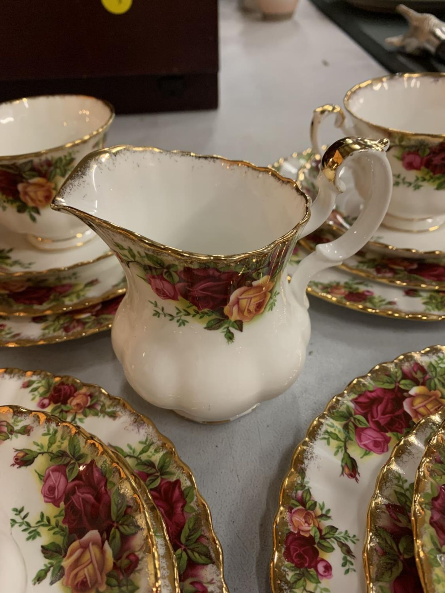 A COLLECTION OF ROYAL ALBERT OLD COUNTRY ROSES TO INCLUDE TRIOS, SUGAR BOWL AND CREAM JUG, CAKE - Image 3 of 6