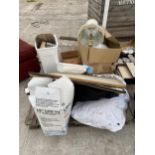 AN ASSORTMENT OF HOUSEHOLD CLEARANCE ITEMS TO INCLUDE CERAMICS AND LAMPS ETC