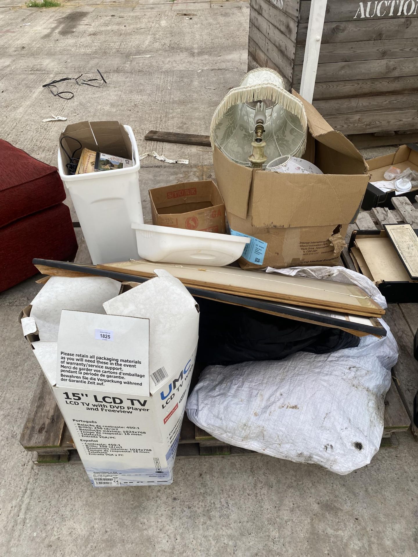 AN ASSORTMENT OF HOUSEHOLD CLEARANCE ITEMS TO INCLUDE CERAMICS AND LAMPS ETC