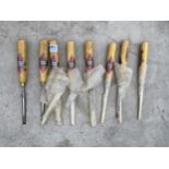 A COLLECTION OF EIGHT WOODEN HANDLED SPEAR AND JACKSON 10MM WOOD CHISELS