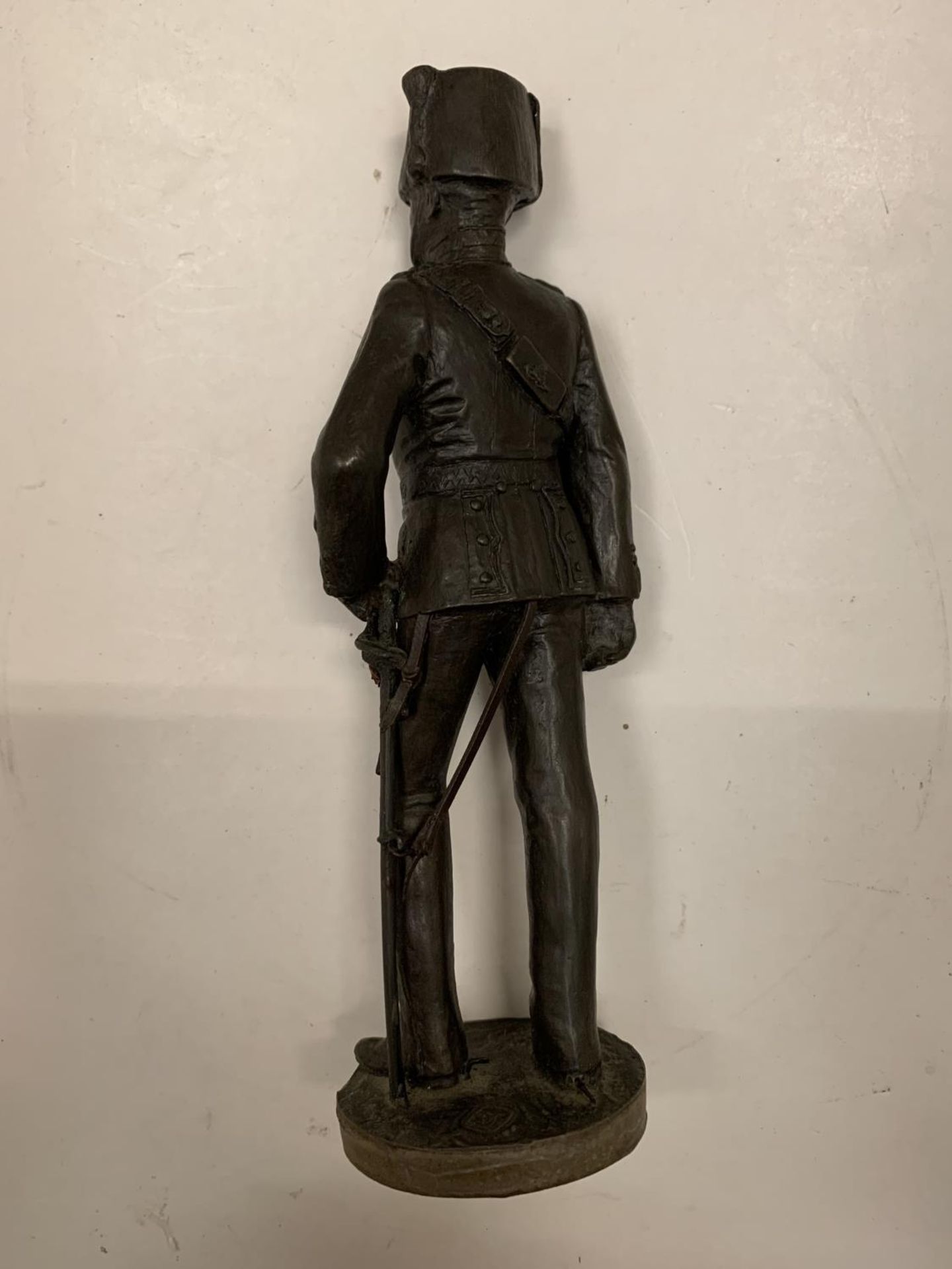 A BRONZE ARTILLARY SOLIDER FIGURINE - Image 2 of 2