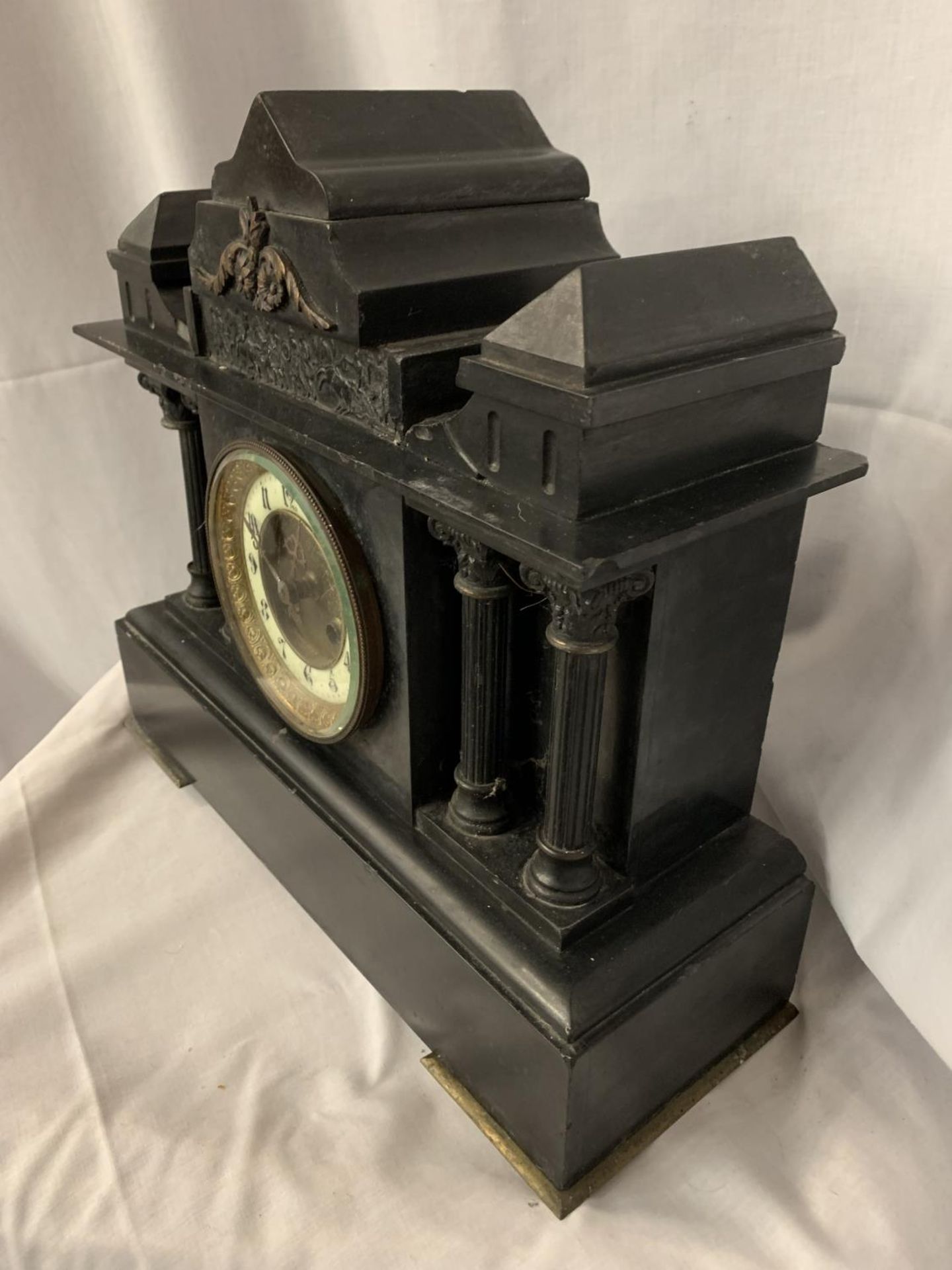 A LARGE SLATE MANTLE CLOCK WITH METAL COLUMNS - Image 3 of 4