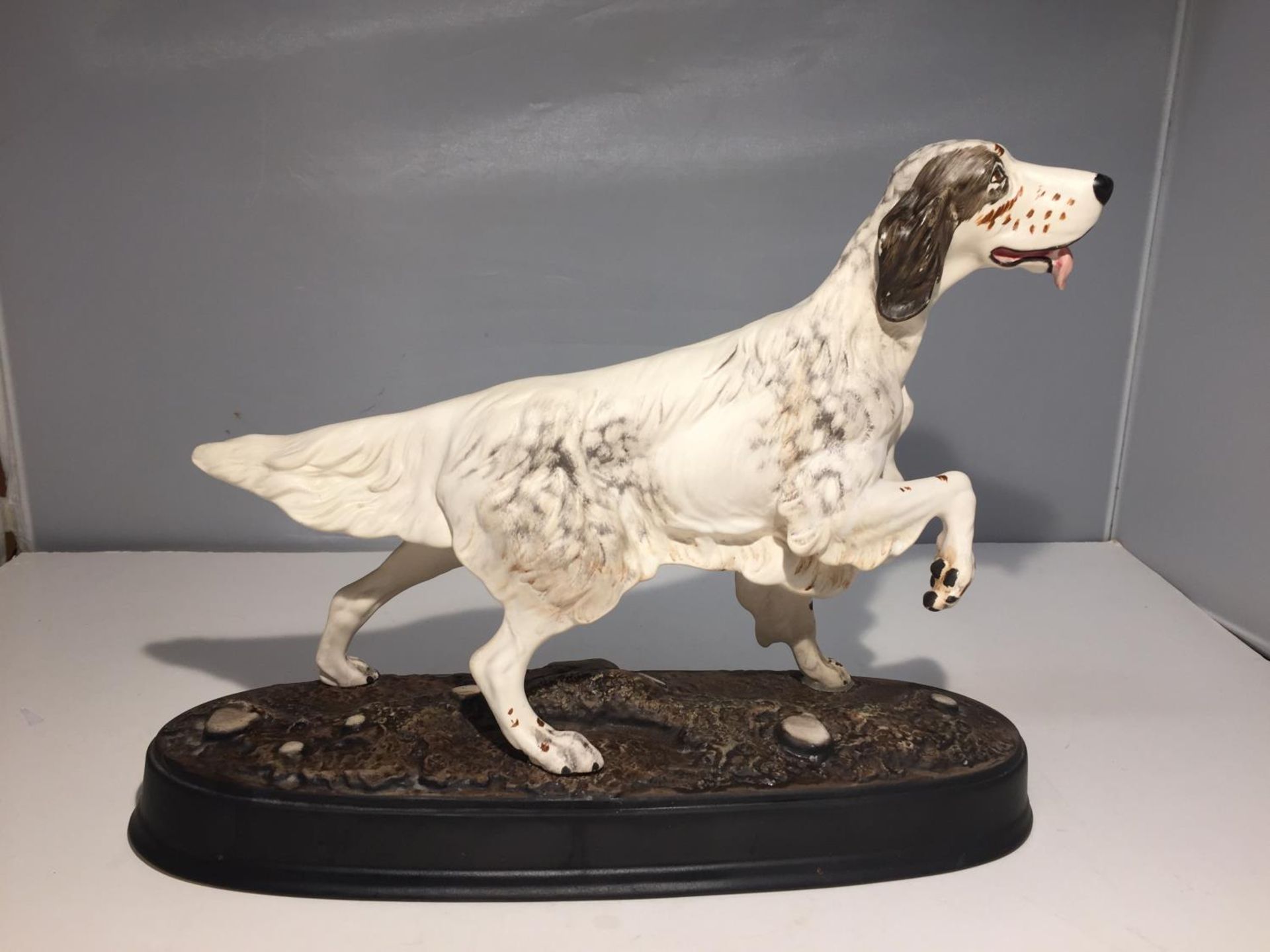 A BESWICK ENGLISH SETTER ON A CERAMIC PLINTH