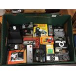 A QUANTITY OF VINTAGE CAMERAS TO INCLUDE AGFA AND KODAK INSTAMATICS